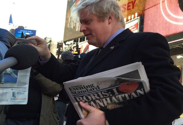 Мер Лондона роздавав газети на площі у Нью-Йорку