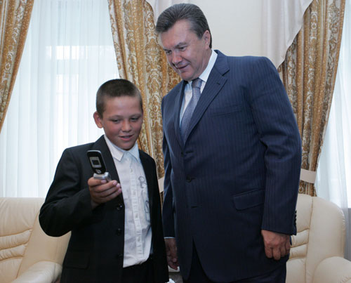 Управління держохорони заборонило наближатися до Януковича із мобільними гаджетами