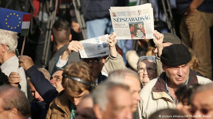 У Будапешті тисячі демонстрантів протестували проти закриття опозиційної газети