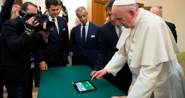 Папа Римський заклеїв передню камеру на своєму планшеті
