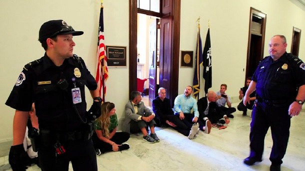 У США поліція змусила журналіста видалити знімки з акції протесту в Сенаті