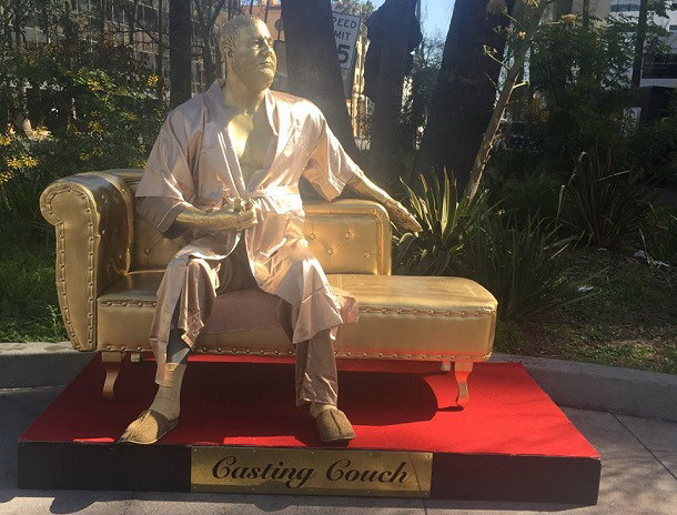 «Канапа для кастингу»: в Голлівуді встановили скульптуру Гарві Вайнштейна