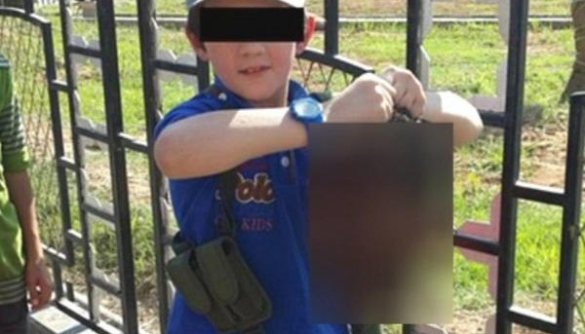 Знімок 7-річного австралійського джихадиста в інтернеті шокував світ