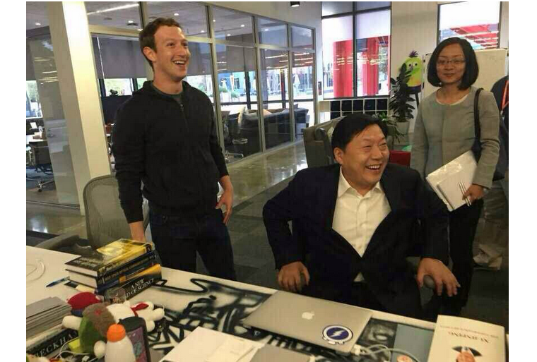Марк Цукерберг заграє з китайською владою та читає книгу Сі Цзіньпіня