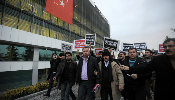 У Туреччині громадяни стали на захист газети Zaman