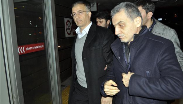 Турецький суд звільнив редактора газети Zaman, але арештував чотирьох інших журналістів