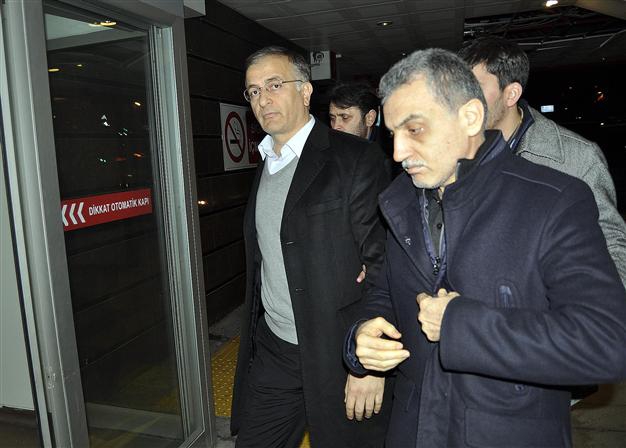 Турецький суд звільнив редактора газети Zaman, але арештував чотирьох інших журналістів