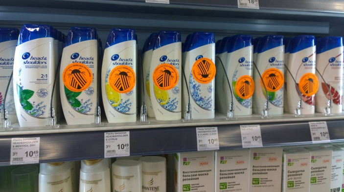 У литовських магазинах активісти ліплять «колорадських жуків» на товари, що рекламуються на російському ТБ