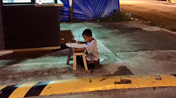 Дев’ятирічний філіппінський хлопчик отримав стипендію після того, як його фото поширилося в інтернеті
