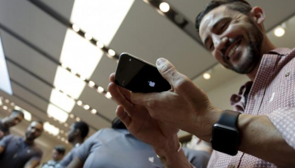 Apple повідомляє про рекордні продажі iPhone 6s і iPhone 6s Plus у перші вихідні