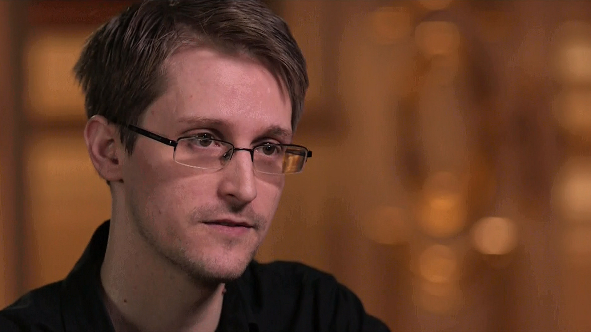 Сноуден: спецслужби дистанційно зламують смартфони