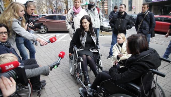 Соломія Вітвіцька та Ірена Карпа випробували на собі труднощі людей з інвалідністю