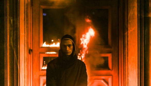 Російський художник Павленський підпалив двері будівлі ФСБ - його та журналістів затримали