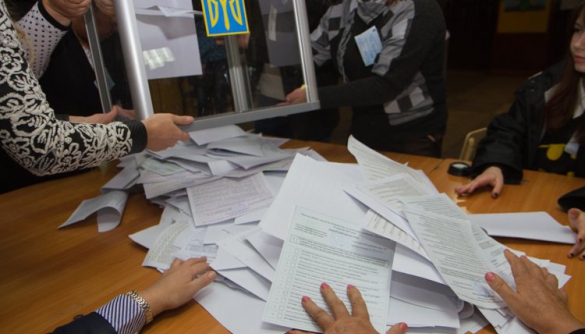 У Житомирі член виборчкому перешкоджав журналісту вести відеозйомку, іншу журналістку не випускали з дільниці