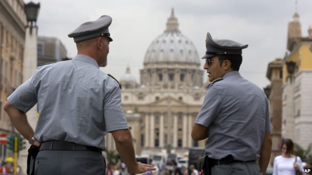 Ватикан cудитиме журналістів, які викрили корупцію у церкві