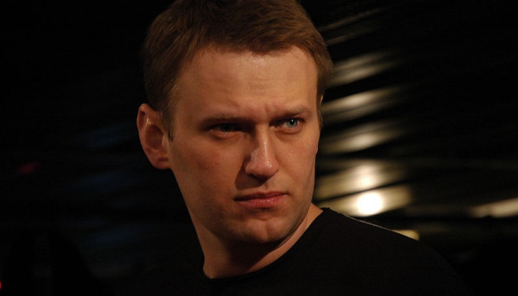 Відомого російського блогера Олексія Навального суд відправив під домашній арешт