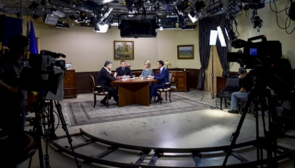 Порошенко дав інтерв’ю трьом українським телеканалам