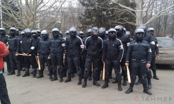 Одеська прокуратура заявляє, що досі не встановила особи «тітушок», які били журналістів 19 лютого минулого року