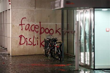Німецька поліція шукає хуліганів, які розмалювали офіс Facebook