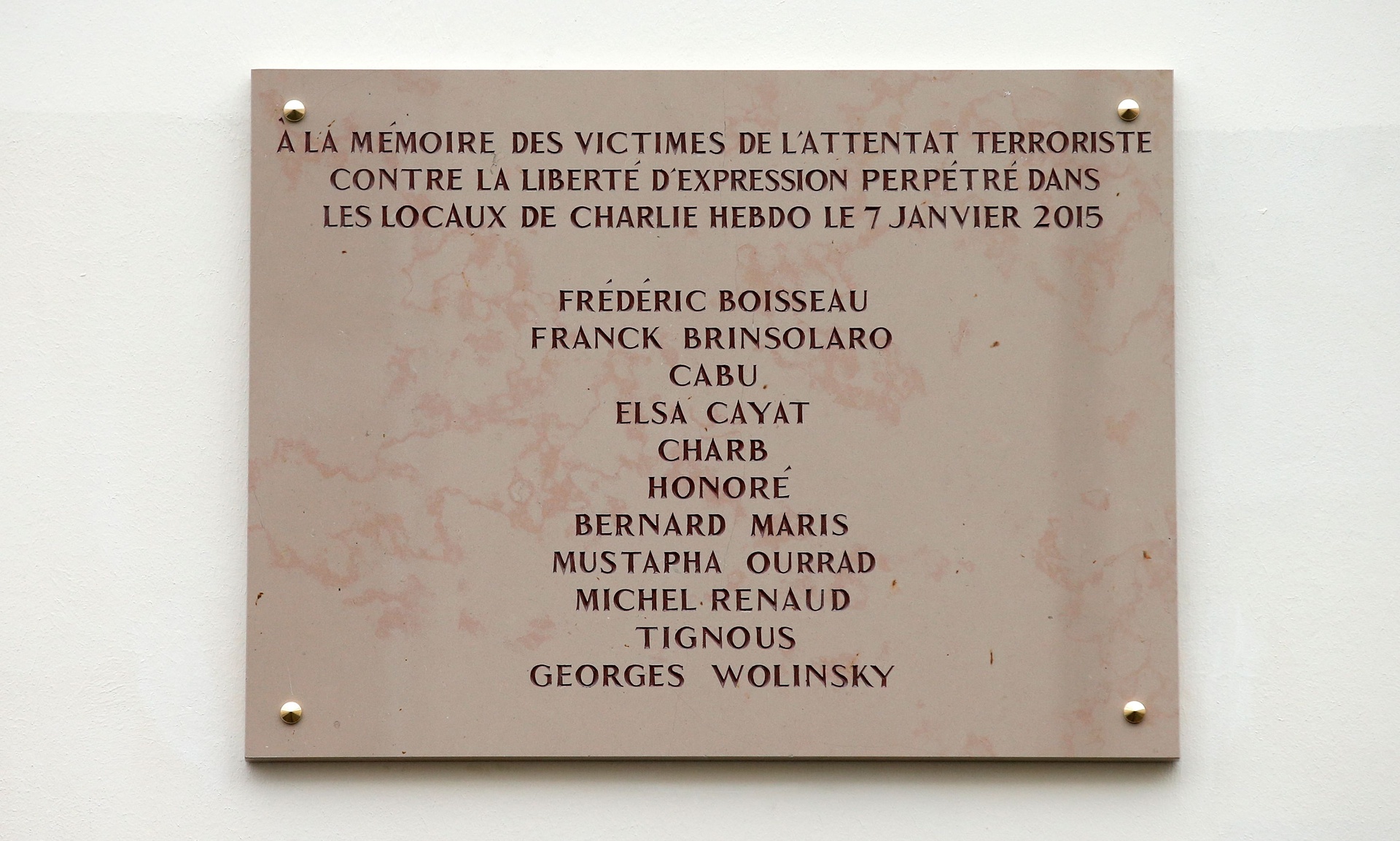 На будівлі редакції Charlie Hebdo встановили меморіальну дошку з одруківкою