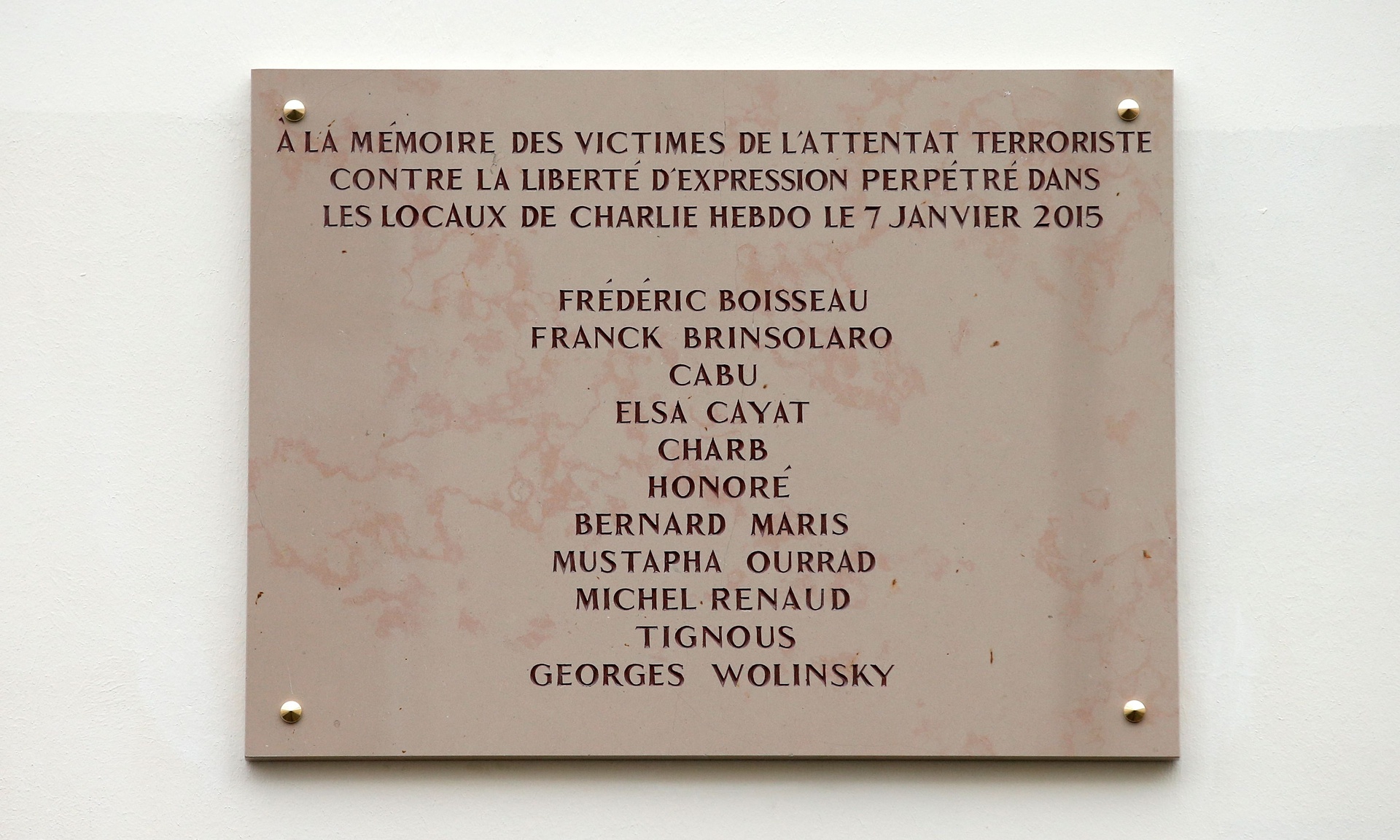 На будівлі редакції Charlie Hebdo встановили меморіальну дошку з одруківкою
