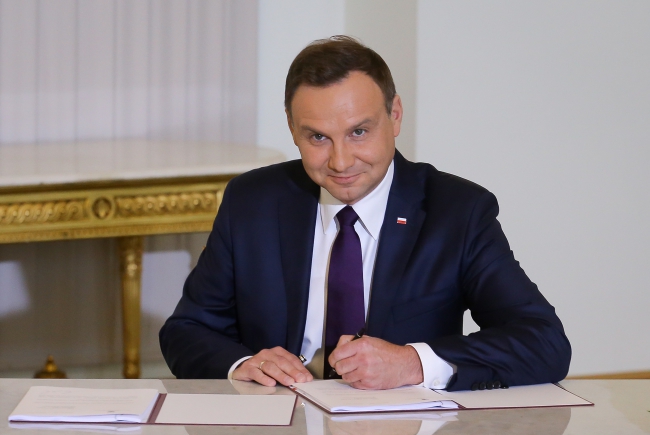 Президент Польщі підписав закон, що посилює контроль влади за громадськими ЗМІ