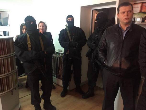 В колишній офіс кримськотатарського каналу ATR в Криму увірвалися силовики у масках