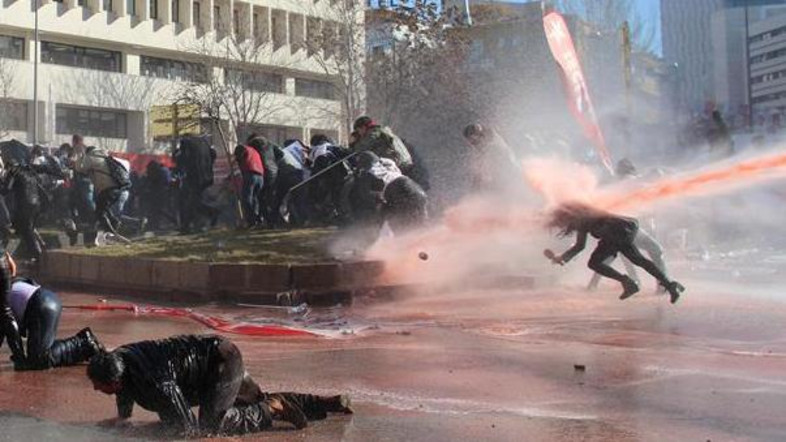 У Туреччині репортерів збивали з ніг водометами та розганяли сльозогінним газом