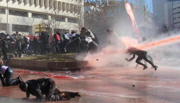 У Туреччині репортерів збивали з ніг водометами та розганяли сльозогінним газом