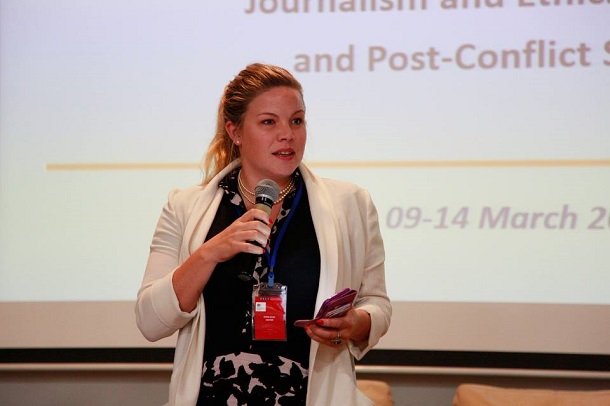 П’ять головних дилем журналіста в зоні військових дій: поради новозеландської репортерки Емми Білз