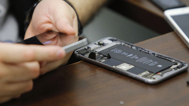 ФБР самостійно зламало iPhone стрілка з Сан-Бернардіно