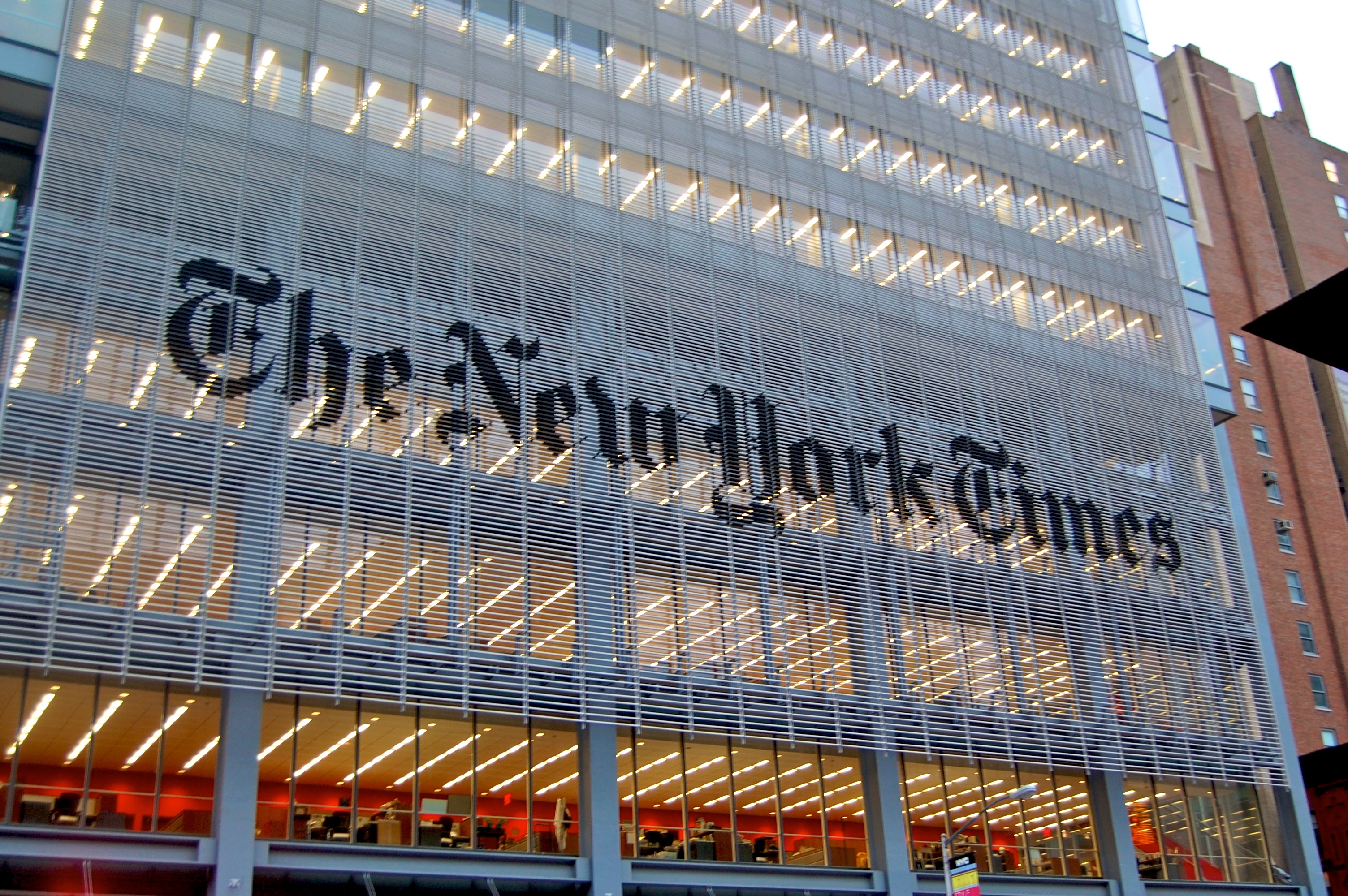 У The New York Times прокоментували фейкове інтерв’ю з Порошенком: «Нас втягли у явно пропагандистську війну»