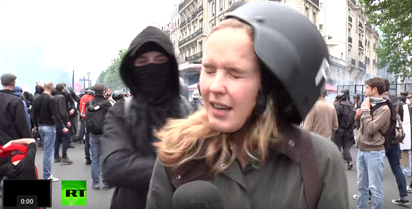 У Парижі журналістці Russia Today дали ляпаса після слів про «пануючу ненависть»