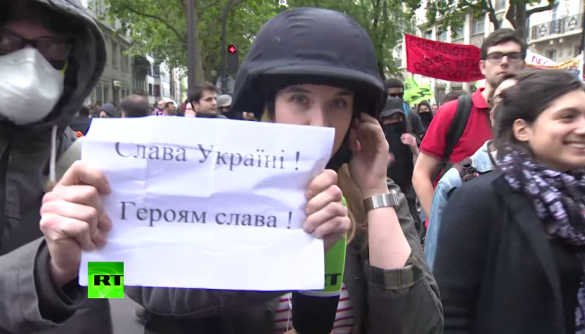 У Франції плакатом «Слава Україні» зірвали зйомку Russia Today (відео)
