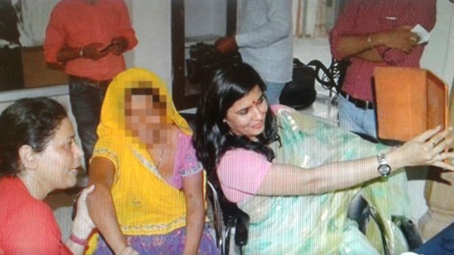 Індійська чиновниця звільнилась після скандалу з селфі
