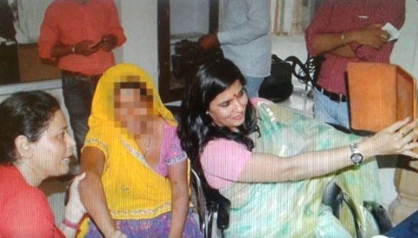 Індійська чиновниця звільнилась після скандалу з селфі