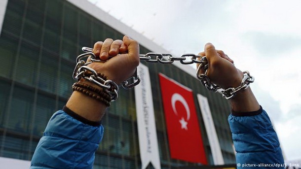 У Туреччині суд розпорядився тимчасово закрити прокурдську газету