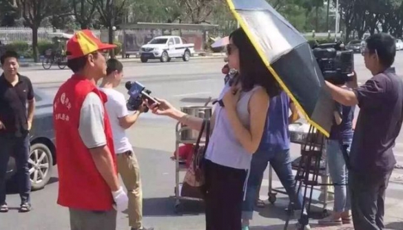В Китаї журналістку відсторонили від роботи через окуляри і парасольку