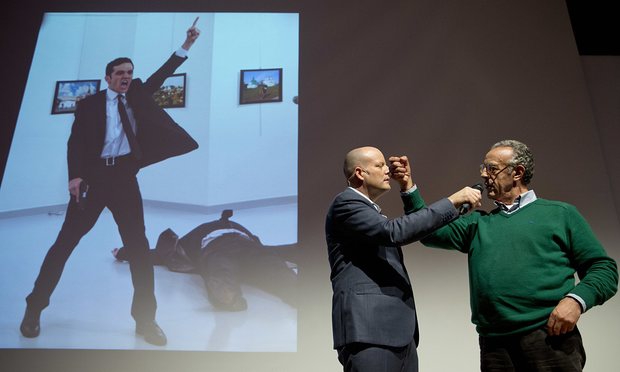 «Ми нагороджуємо фотографа, а не злочин» - як фото вбивства російського посла виграло на World Press Photo