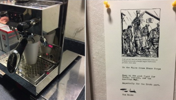 Том Хенкс подарував прес-корпусу Білого дому кавову машину, аби він ефективніше боровся за правду