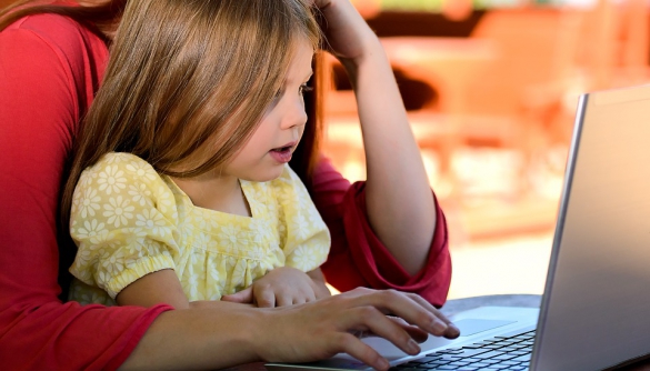 Батьки повинні зберігати контакт з дитиною, аби забезпечити її безпеку в Інтернеті – психолог