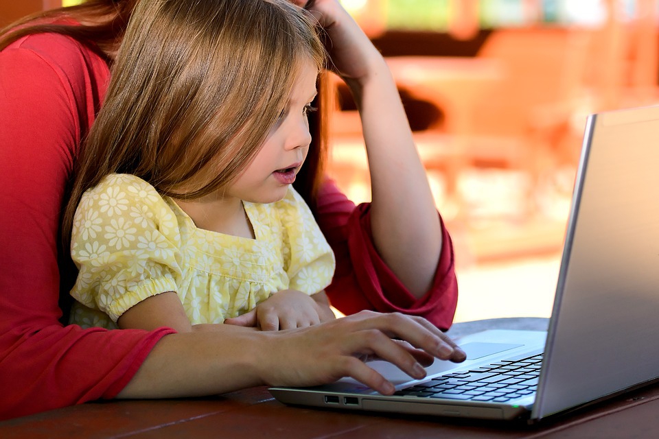 Батьки повинні зберігати контакт з дитиною, аби забезпечити її безпеку в Інтернеті – психолог