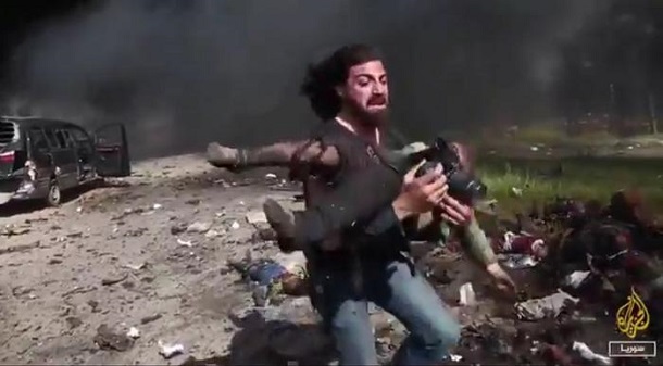 Сирійський фотокореспондент вирішив допомогти постраждалим від вибуху, а не знімати
