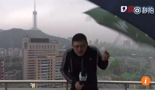 Китайського ведучого погоди у прямому ефірі вдарила блискавка