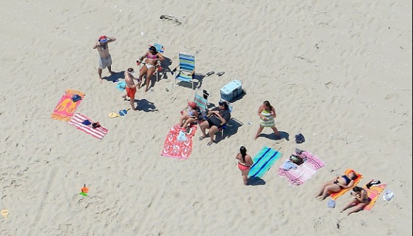 Журналісти сфотографували американського губернатора на пляжі, який він закрив для громадськості