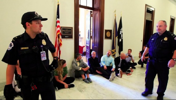 У США поліція змусила журналіста видалити знімки з акції протесту в Сенаті