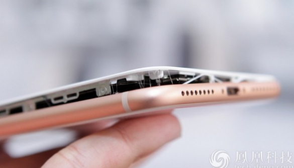 Двоє користувачів поскаржилися на здуття батарей у iPhone 8 Plus та відшарування екрану