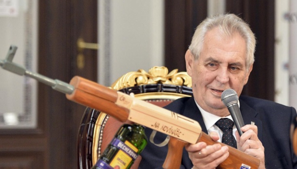 Президент Чехії на прес-конференції показав муляж зброї з написом «для журналістів»