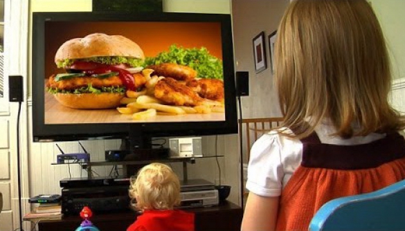 ﻿У Великобританії діти бачать до 12 рекламних роликів про нездорову їжу за годину перегляду телешоу - дослідження