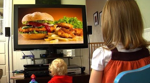 ﻿У Великобританії діти бачать до 12 рекламних роликів про нездорову їжу за годину перегляду телешоу - дослідження